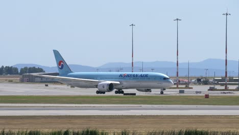 Ein-Korean-Air-Boeing-787-Dreamliner-Am-Flughafen-Vancouver---Sonniger-Tag