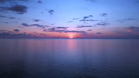 Wunderschöner-Flug-Von-Oben-Aus-Der-Luft,-Sonnenuntergang,-Wolken,-Sonne,-Ozean,-Strand,-Chang-Island,-Thailand-2022