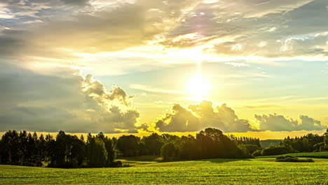 Goldener-Sonnenaufgang-Hinter-Kumuluswolken-über-Der-Natur-Auf-Dem-Land