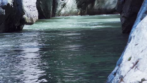 Der-Fluss-Passer-Fließt-Durch-Die-Gilfschlucht-In-Meran,-Südtirol,-Italien