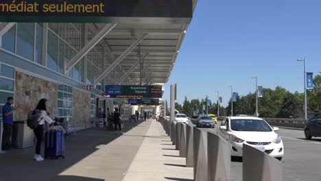Abflüge-Am-Flughafen-Vancouver,-Außengebäude,-Gimbal-Dolly-Hinein