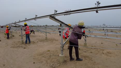 Team-Afrikanischer-Ingenieure-Und-Techniker,-Die-Eine-Rahmenunterstützung-Für-Erneuerbare-Solarenergie-In-Afrika-Installieren