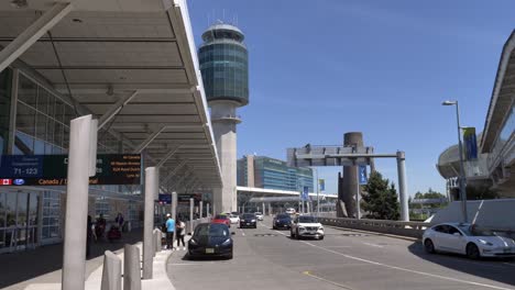 Pasajeros-Que-Llegan-En-Coche-A-La-Terminal-Del-Aeropuerto-Internacional-De-Vancouver.