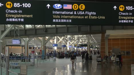 Check-in--Und-Informationsschild-Für-Internationale-Flüge,-Flughafen-Vancouver