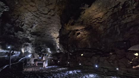 Levántate-Y-Recorre-El-Enorme-Túnel-De-La-Cueva