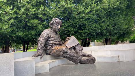 Albert-Einstein-Statue-in-Washington-DC,-USA-United-States-of-America-during-the-day-close-up-shot