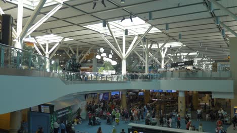 Bulliciosa-Terminal-Del-Aeropuerto-Con-Turistas-Y-Viajeros---Vancouver,-Bc
