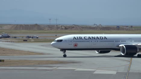 Avión-De-Pasajeros-De-Larga-Distancia-De-Air-Canada-Rodando-En-La-Pista-Del-Aeropuerto