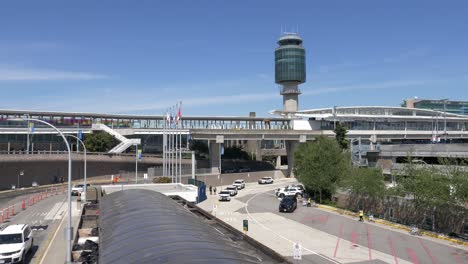 ATC-Kontrollturm-Des-Flughafens-Vancouver-Mit-Statischer-Zufahrtsstraße-Zum-Terminal