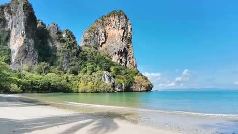 Beautiful-Surreal-Moment-on-Railay-Beach-with-Calm-Turquoise-Waters-and-Blue-Skies-Over-a-Tropical-Scene-in-Thailand