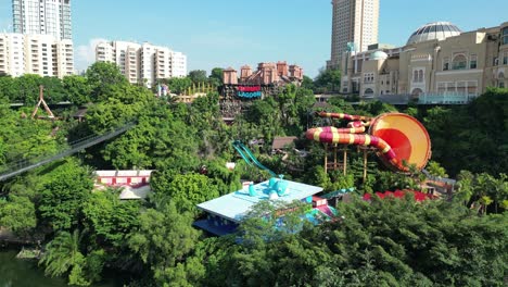 Toma-Aérea-Del-Parque-Temático-Sunway-Lagoon-En-Sunway-Resort-En-Selangor