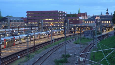 Bahnhof-Und-Skyline-Der-Stadt-In-Kopenhagen-Nach-Sonnenuntergang