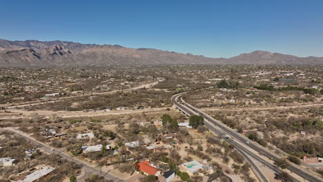 Tucson-Arizona-Antena-V11-Toma-De-Establecimiento-Sobrevuelo-Con-Drones-área-De-Colinas-Boscosas-Hacia-El-Arroyo-Tanque-Verde-Capturando-El-Paisaje-Natural-Del-Desierto-Montañoso---Filmado-Con-Cine-Mavic-3---Marzo-De-2022