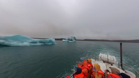 Island-–-Gletscherlagune-Jökulsárlón:-Auf-Einer-Amphibischen-Bootstour-Durch-Die-Eisige-Schönheit-Navigieren