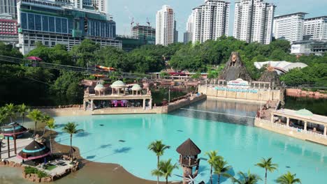 Toma-Aérea-Del-Parque-Temático-Sunway-Lagoon-En-Sunway-Resort-En-Selangor