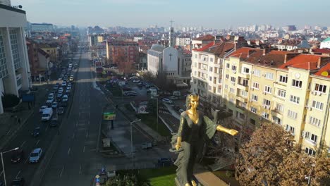 Icónica-Estatua-De-Santa-Sofía-En-La-Plaza-De-Sofía,-Tráfico-Por-Las-Calles-De-Sofía