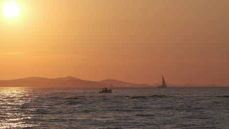 Sonnenuntergang-In-Zadar-Riva-Kroatien-Mit-Booten,-Segelbooten-Und-Passanten