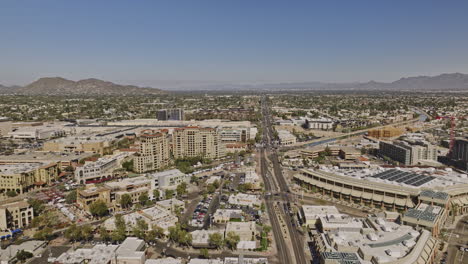 Scottsdale-Arizona-Aerial-V14-Drohnenüberflug-über-Die-Nordstraße,-Aufnahme-Der-Innenstadtlandschaft-Mit-Firmenbüros,-Einkaufszentrum-Am-Wasser-Und-Modeplatzkomplex-–-Aufgenommen-Mit-Mavic-3-Cine-–-Februar-2022