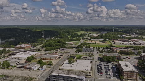 Macon-Georgia-Aerial-V19-Filmischer-Drohnenüberflug-über-Die-Innenstadt-Entlang-Martin-Luther-King