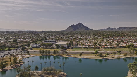 Scottsdale-Arizona-Aerial-V5-Drohnenüberflug-über-Den-Chaparral-Lake-Und-Das-Viertel-Villa-Monterey-In-Richtung-Camelback-Mountain,-Aufnahme-Der-Stadtlandschaft-Mit-Blick-Auf-Die-Wüste-–-Aufgenommen-Mit-Mavic-3-Cine-–-Februar-2022