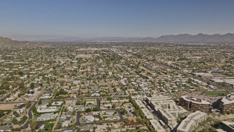 Sobrevuelo-Aéreo-Con-Drones-V15-De-Scottsdale-Arizona-Y-Alrededor-Del-Centro-De-La-Ciudad-Capturando-El-Paisaje-Urbano-De-Los-Vecindarios-Y-Vistas-Panorámicas-Del-Paisaje-Montañoso-Del-Desierto---Filmado-Con-Cine-Mavic-3---Febrero-De-2022
