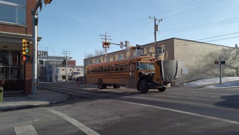 Autobús-Escolar-Averiado-En-La-Calle-Inglewood-Calgary