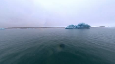 Islandia---Laguna-Glaciar-Jökulsárlón:-Serenidad-En-Movimiento---Un-Tranquilo-Paseo-En-Barco-Por-Aguas-Glaciares