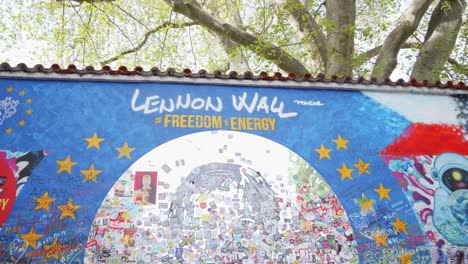 Muro-De-John-Lennon-En-Praga,-República-Checa:-Graffiti-Inspirado,-Letras-De-Canciones-De-Los-Beatles-Y-Diseños-Relacionados-Con-Causas-Locales-Y-Globales.