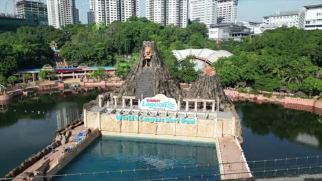 Toma-Aérea-Del-Parque-Temático-Sunway-Lagoon-En-Sunway-Resort-En-Selangor