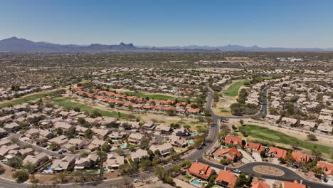 Tucson,-Arizona,-Luftaufnahme-V6,-Überflug,-Oro-Valley,-Kanada,-Hügelviertel,-Aufnahme-Einer-Wohnanlage,-Des-Golfplatzes-El-Conquistador-Und-Blick-Auf-Die-Berglandschaft-Der-Wüste-–-Aufgenommen-Mit-Mavic-3-Cine-–-März-2022
