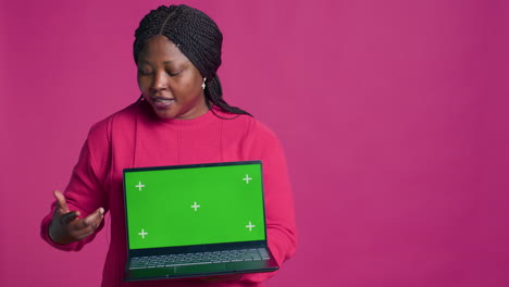 Mujer-Llevando-Una-Computadora-Portátil-Con-Pantalla-Verde