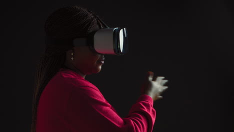 Kreative-Junge-Frau,-Die-VR-Headset-Verwendet
