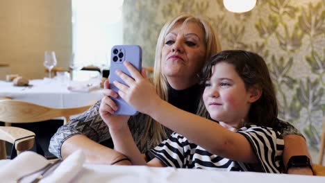 Positive-Frau-Und-Mädchen,-Die-Selfie-Auf-Dem-Smartphone-Machen