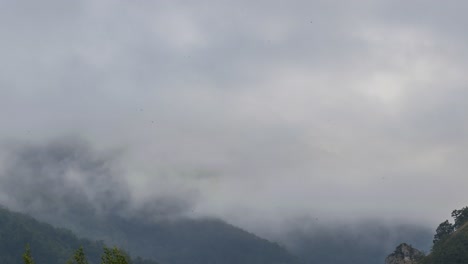 Nubes-Grises-Flotando-Sobre-La-Cresta-De-La-Montaña-Rocosa.