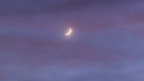Cielo-Despejado-Al-Atardecer-Con-Media-Luna