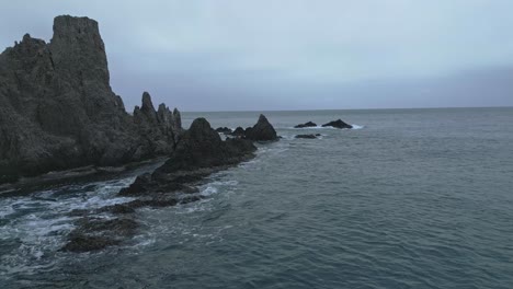 Atemberaubende-Landschaft-Mit-Felsformationen-Im-Ozean