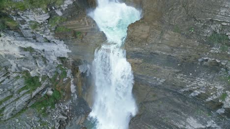 Sorrosal-Wasserfall-Auf-Einer-Klippe-Tagsüber