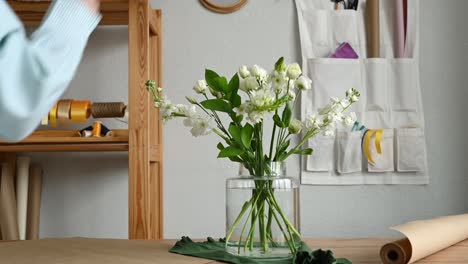 Frau-Arrangiert-Blumen-In-Einer-Vase