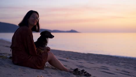 Frau-Streichelt-Hund-Am-Strand