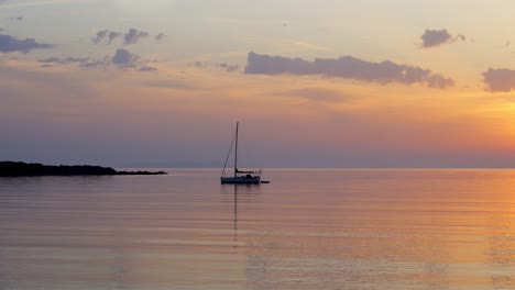 Einsames-Boot,-Das-Bei-Sonnenuntergang-Im-Meer-Festgemacht-Ist