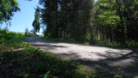 Coche-De-Rally-Negro-Girando-En-El-Bosque-A-Toda-Velocidad,-Imágenes-De-4k-Gopro