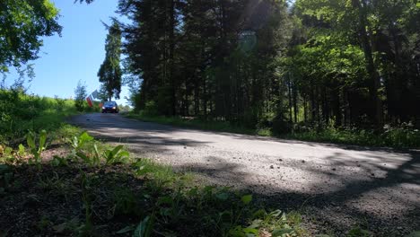 Blauer-Sport-Rallye-Wagen-Dreht-Sich-Im-Wald,-Zeitlupe-4k