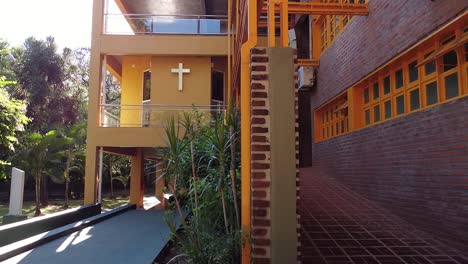 Eine-Sanfte-Enthüllungsaufnahme-Eines-Gelben-Christlichen-Universitätscampus-In-Argentinien