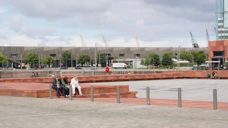 Gente-Relajándose-En-La-Plaza-Mas-En-El-Moderno-Barrio-De-Amberes