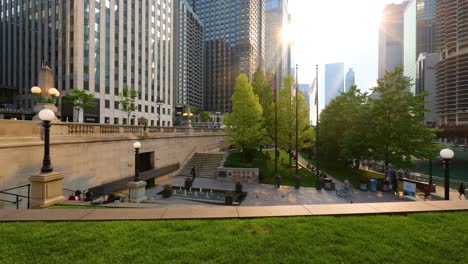 Zeitrafferaufnahme-Von-Menschen,-Die-Sich-An-Einem-Schönen-Sonnigen-Nachmittag-In-Chicago-Am-Flussufer-Versammeln