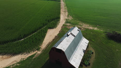 Aerial-View-Of-An-Old-Barn-In-The-Farm-Field-In-Biscoe,-Prairie-County,-Arkansas,-United-States---drone-shot