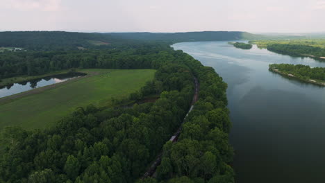 Tranquil-Scenery-At-Spadra-Park-With-Lush-Vegetation-And-Lake-In-Clarksville,-Arkansas---aerial-shot