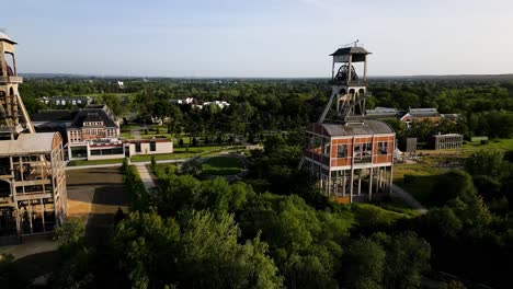 Alte-Bergbauschachtkomplextürme-In-Genk,-Luftdrohnenansicht