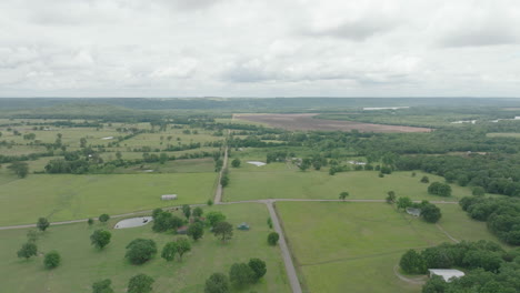 Panoramic-View-Of-Green-Fields-On-A-Cloudy-Day-In-Mulberry,-Arkansas,-United-States---drone-shot