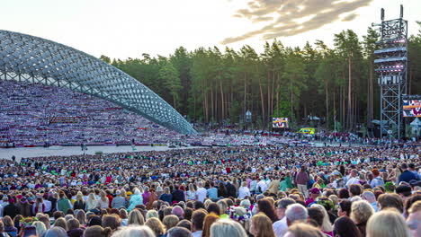 Zeitraffer-Der-Menschenmenge-Beim-Gesangs--Und-Tanzfestival-In-Lettland-Zur-Goldenen-Stunde